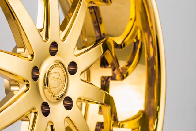 Gold finish on the Savini Trento forged wheel